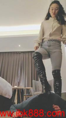 【飞扬女王】长靴御姐S碾压地毯 bf23561