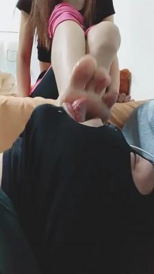 【美娜格格】家奴舔脚伺候起床 bf22732