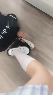 【欣欣】白丝萝莉主踢裆贱狗舔脚 bf17514