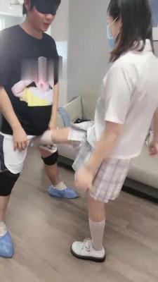 【欣欣】白丝萝莉主踢裆贱狗舔脚 bf17514