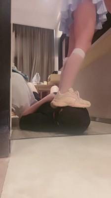 【桃子老师】运动鞋白丝全体重踩踏 bf15615