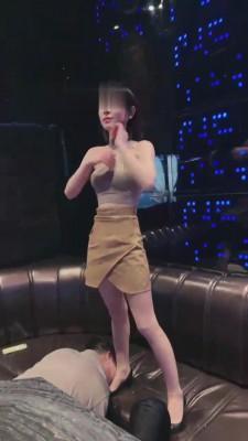 【简一】KTV惩罚跑骚下贱奴 bf14425
