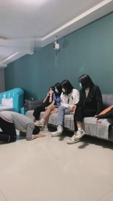 【精神小妹】素人群女遛狗调踩踏
