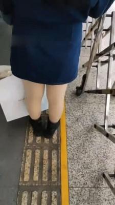 【梵高】开发车站美女素人踩踏 bf9137