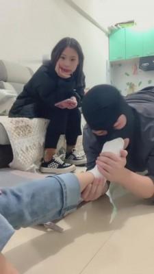 【开发素人】与精神小妹素人恋足踩踏羞辱专场 bf9049