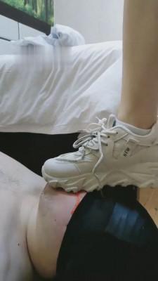 【丫丫啊】夜跑后脏运动鞋让狗舔 bf6361