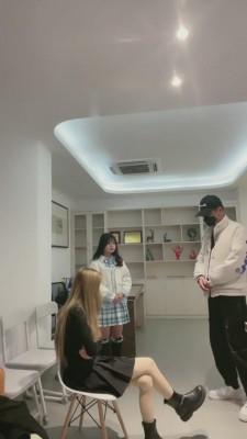 【哆哆】办公室剧情-老板沦落下属和秘书的擦鞋器 bf6653