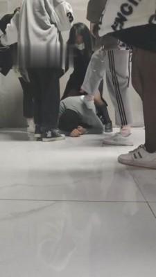【开发素人】5S素人-精神小妹暴力踢踹打 bf5807