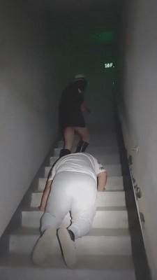 【乐爷】楼梯间调奴舔丝袜脚 bf8995