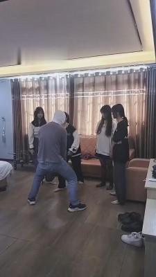 【德意户外男神】四个女神素人群殴调教【完整版】 bf10516