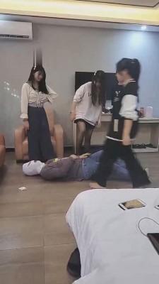 【德意户外男神】四个女神素人群殴调教【完整版】 bf10516