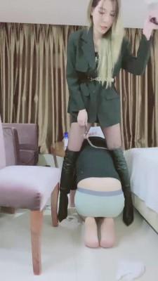 【陈甜女蒂】调教开发贱狗舔鞋油 bf10559