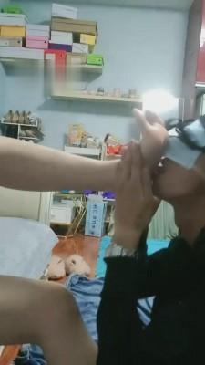 【七月】弟弟偷闻姐姐丝袜被抓到 bf2401