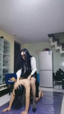 【叶子天津】偷女同学的袜子被老师惩罚 bf2570