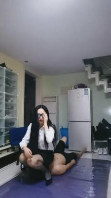 【叶子天津】偷女同学的袜子被老师惩罚 bf2570