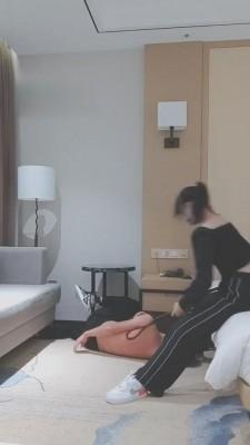 【奈奈】刑奴半夜敲门求虐 bf2859