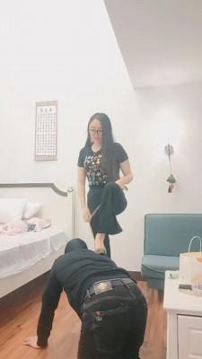 【香香小公举】和素人表姐玩狗-鞭打/脚喂食酸奶 bf20238