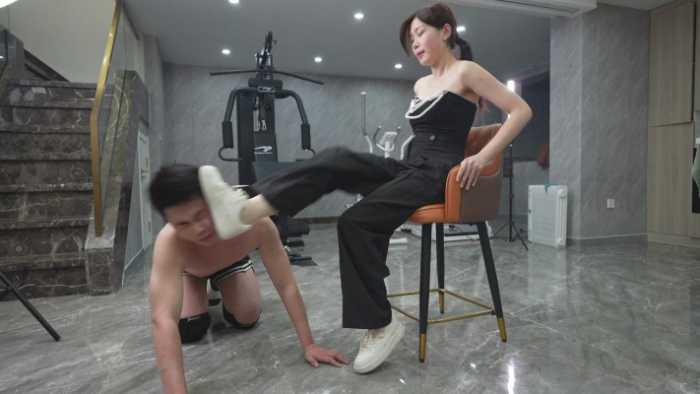 高跟踩踏中喝圣水，高跟踩踏中强制舔脚，碾手血肉模糊 YC-250606-7