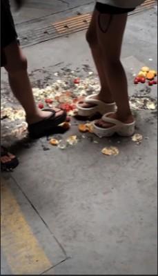 【端午节福利】小太妹双人子拖踩蛋黄派圣女果 YC-250531-5