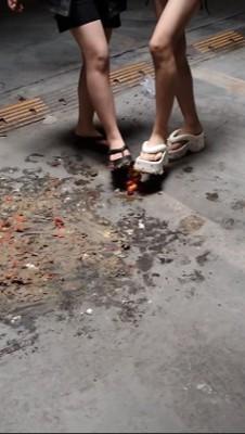 【端午节福利】小太妹双人子拖踩蛋黄派圣女果 YC-250531-5