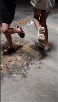 【端午节福利】小太妹双人子拖踩蛋黄派圣女果 YC-250531-5