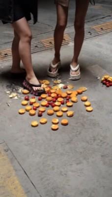 【端午节福利】小太妹双人子拖踩蛋黄派圣女果 YC-250531-5