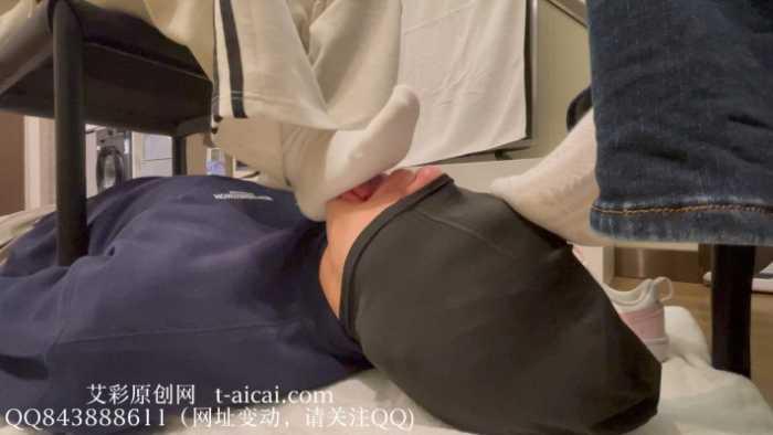 【静琪】学生双s同时舔袜插嘴白袜塞嘴 YC-250530-3