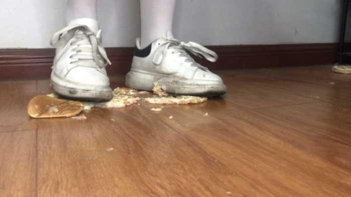 素人健身美女两双脏鞋子无意识走踩一地小蛋糕做成狗粮 YC-250525-5