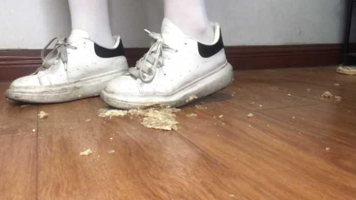 素人健身美女两双脏鞋子无意识走踩一地小蛋糕做成狗粮 YC-250525-5