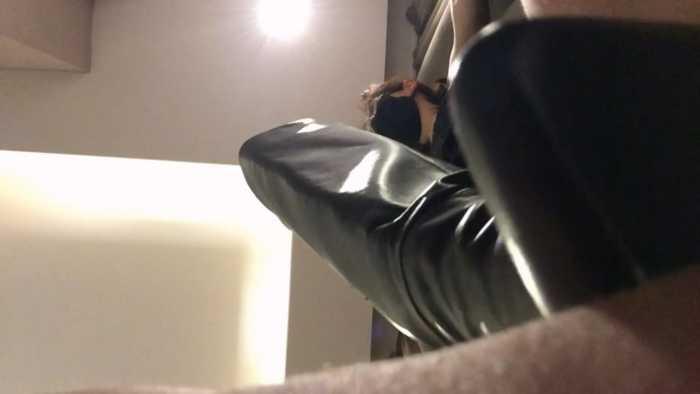 第一季：小鱼女神第一视角肉丝高跟长靴在奴隶身上蹦迪，中指羞辱 YC-250430-5