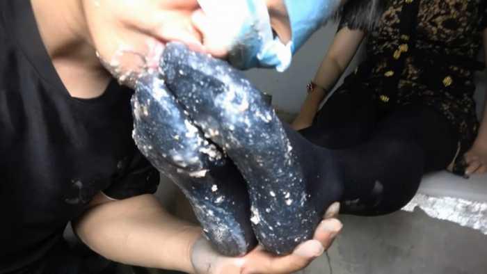 【彼岸花】废弃屋皮靴厚黑黑丝踩踏食物，逼迫贱狗舔食超脏脚底食物 YC-250420-9