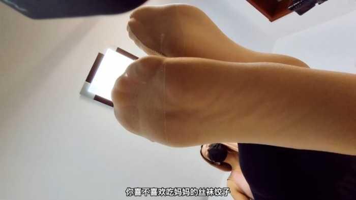 晓G妈妈脚底脏白棉袜肉丝玩贱儿子 当妈妈的玩具POV f字幕版 LCT076f