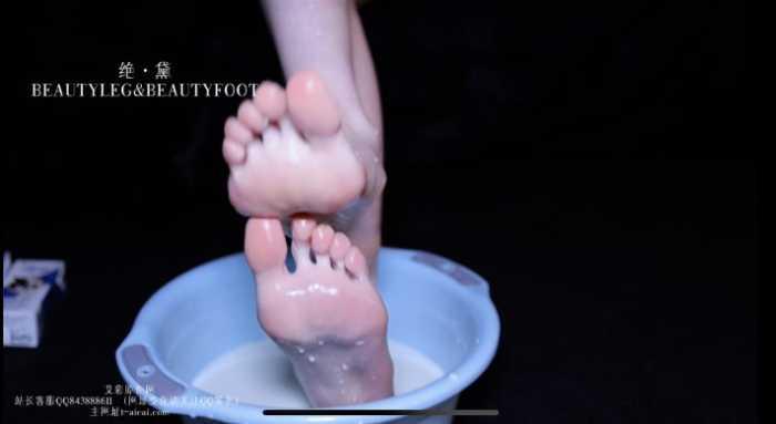 艾琳175被牛奶浸泡的美腿玉足 GD050 YC-250408-6