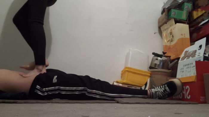 新开发素人椒椒地下室踩踏 ACYC-4381