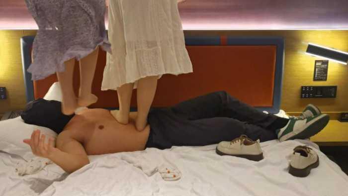 女大小姿和小婵的双踩第二弹，鞋子+白袜+肉丝 YC-250408-2