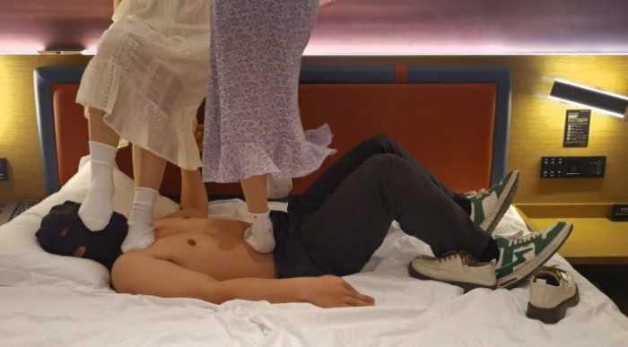 女大小姿和小婵的双踩第二弹，鞋子+白袜+肉丝 YC-250408-2