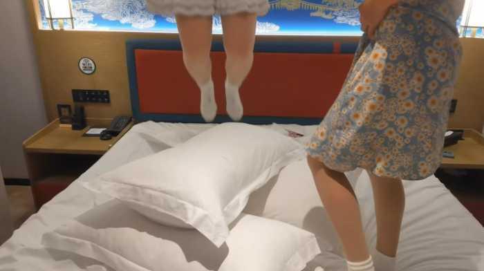 女大小姿和小婵的肉丝白袜踩枕头 YC-250401-2