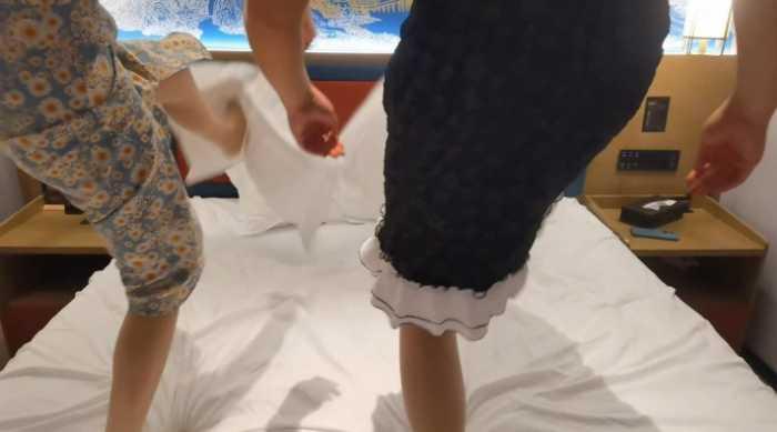 女大小姿和小婵的肉丝白袜踩枕头 YC-250401-2