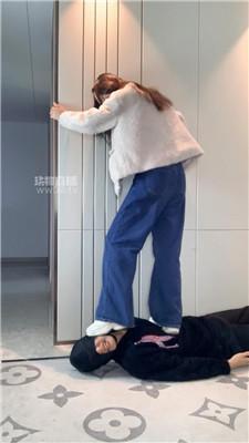 【女生也能很暴力】运动鞋踩踏-抽耳光 bf59448